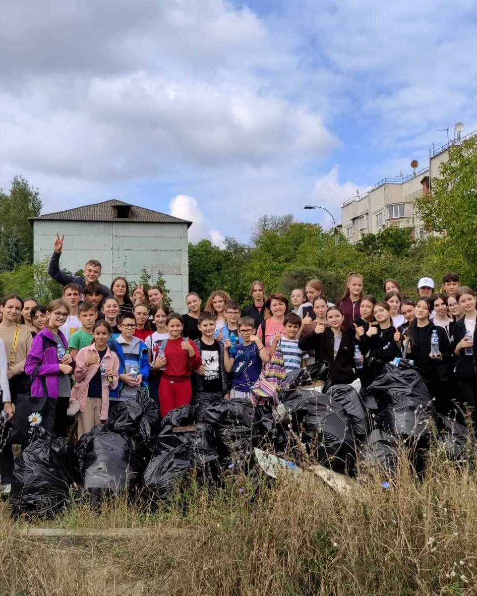 Participants in activities dedicated to World Cleanup Day