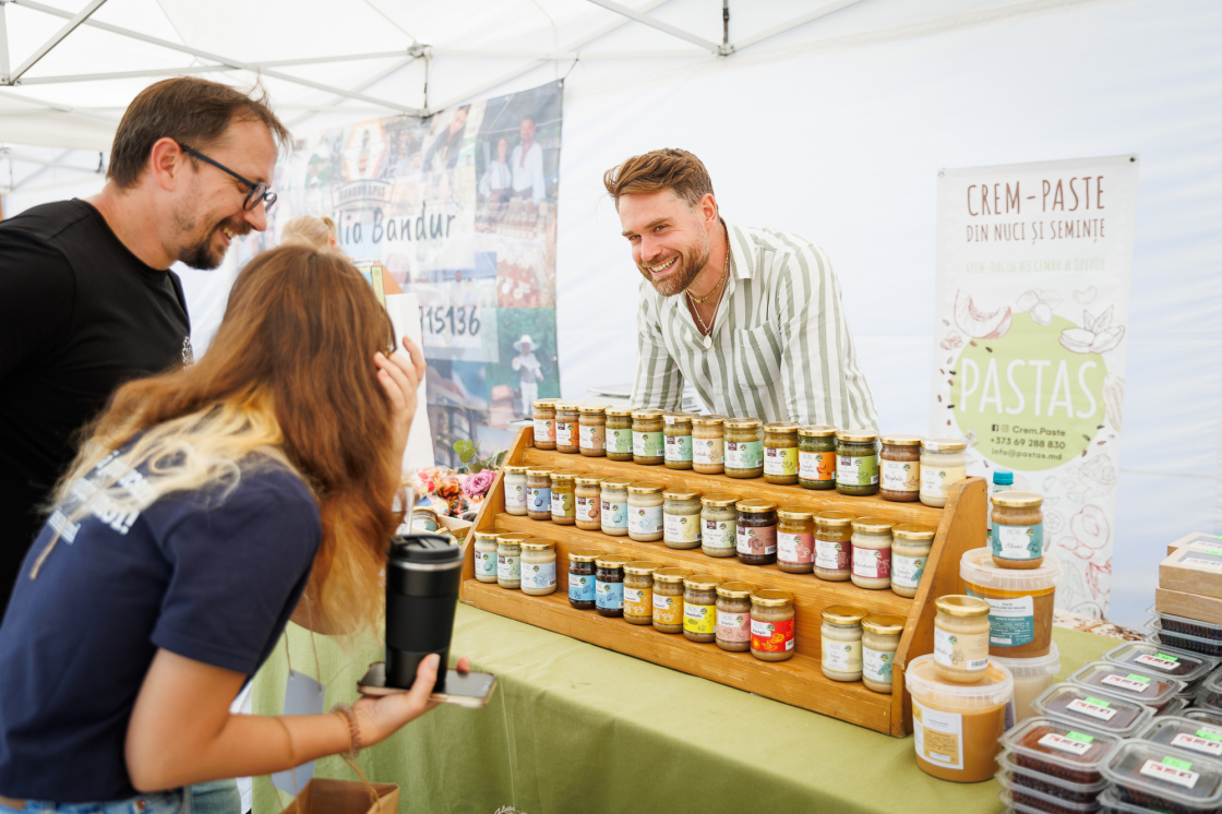 Участник выставки IarmarEco взаимодействует с потенциальными потребителями