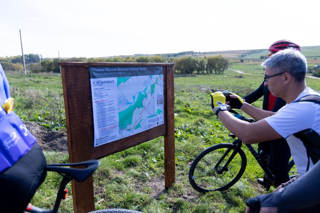 Cyclists at the launging of routes
