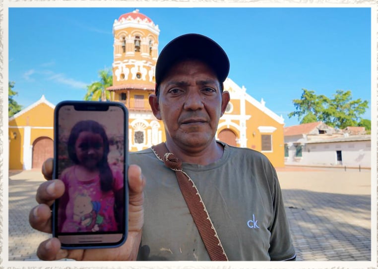 Edilberto Lambraño mostrando la pantalla de su celular con la foto de Karen Dayana