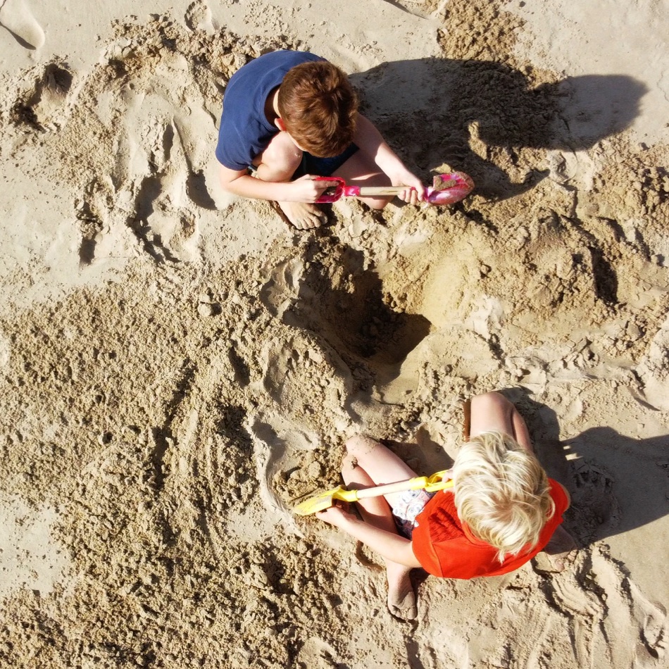 kids digging in sand