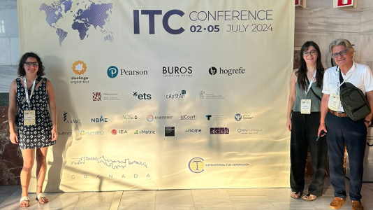fotografía en la que aparecen 3 personas, las cuales son Camila Martínez, Victoria Espinoza y Ricardo Rosas, junto a un cartel con el título ITC Conference 02 - 05 July 2024.