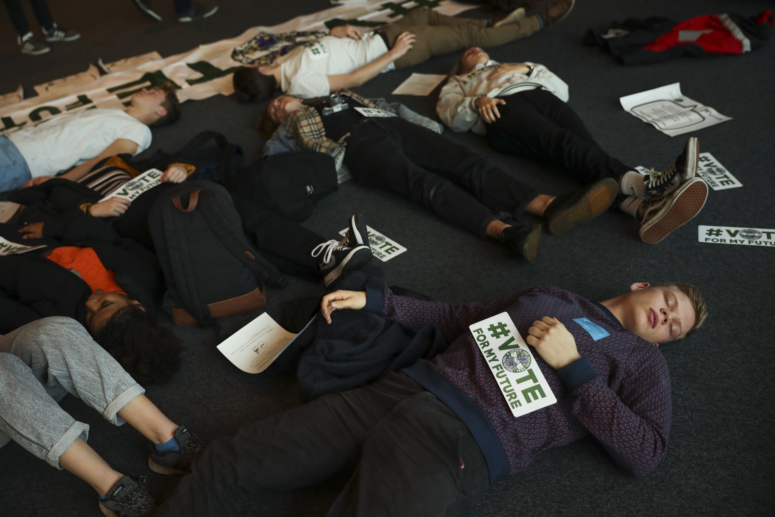 Een vrouw verlaat een filiaal van KfW in Duitsland