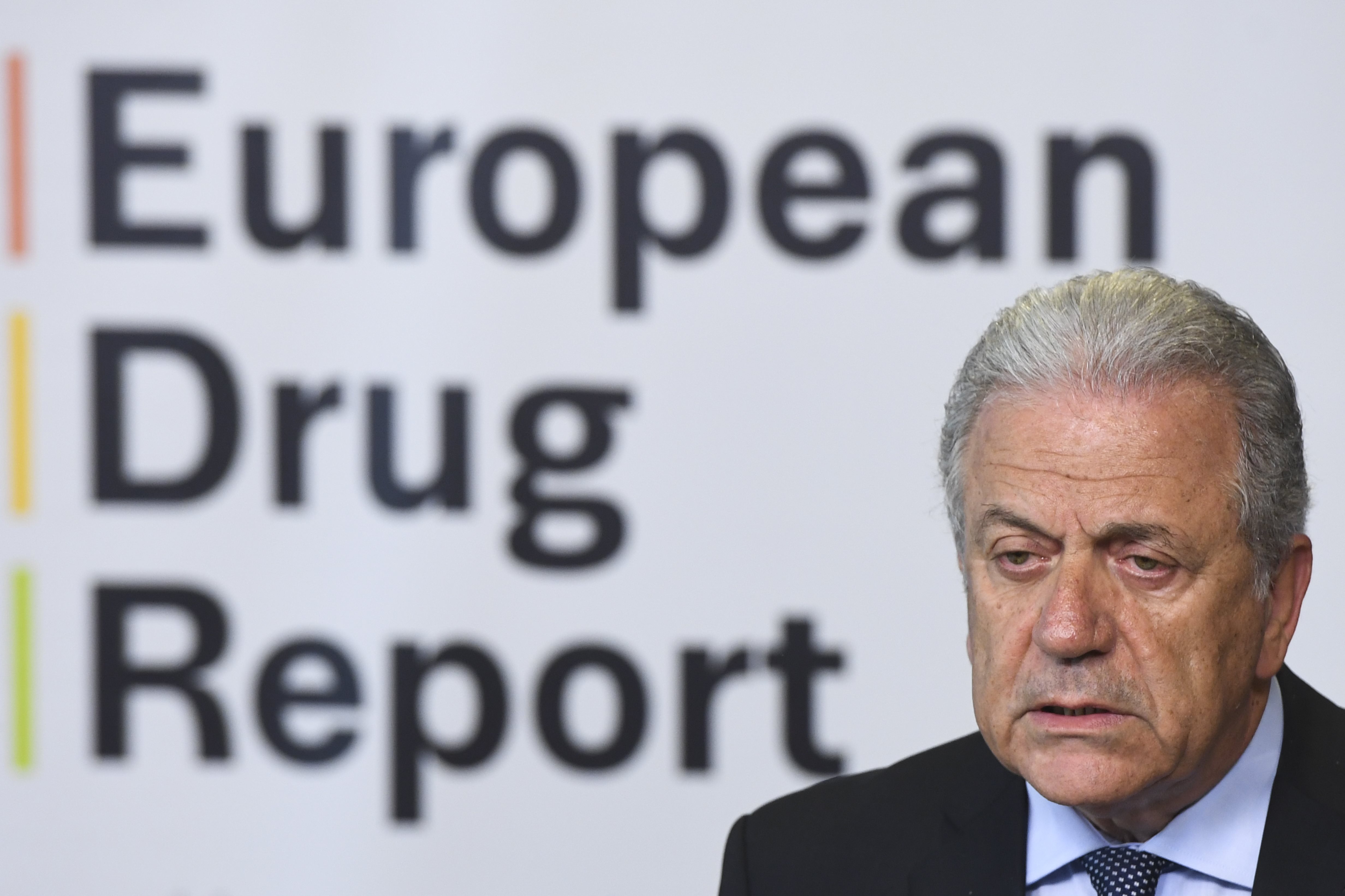 Een vrouw verlaat een filiaal van KfW in Duitsland