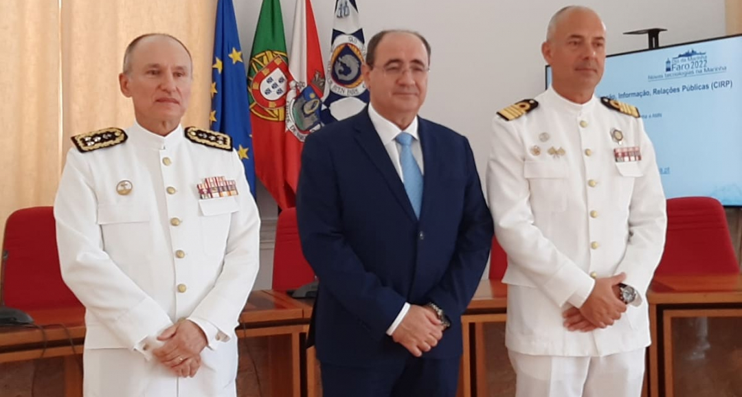 Representantes da Câmara de Faro e Marinha Portuguesa
