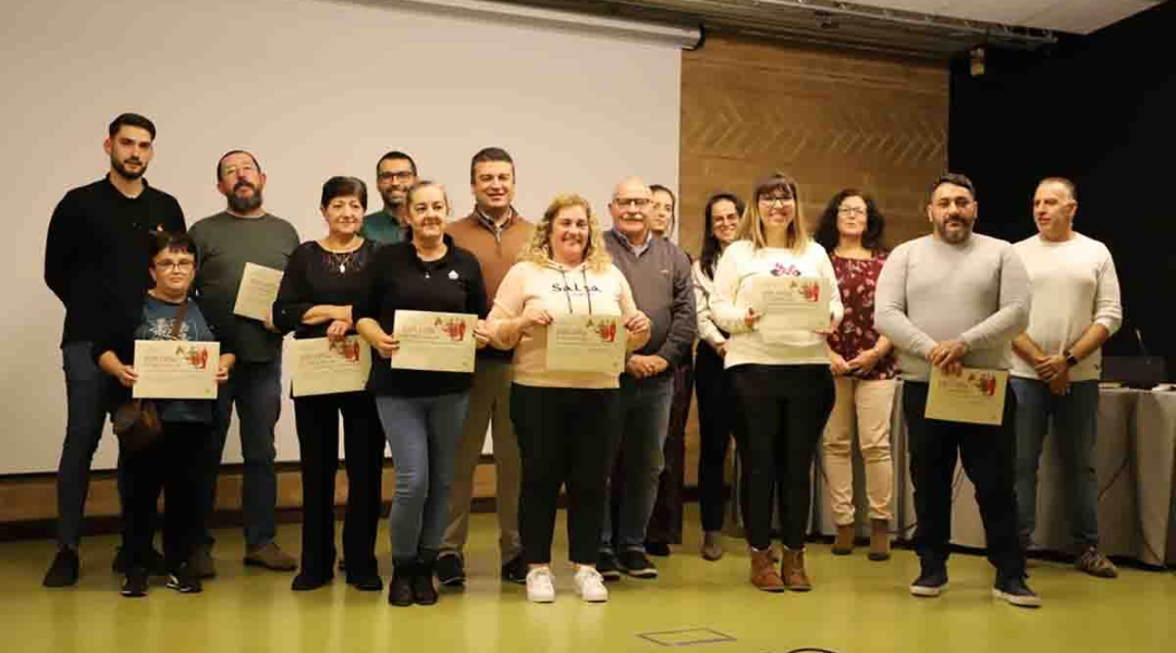 O executivo com o grupo de trabalho e com os vitoriosos do concurso