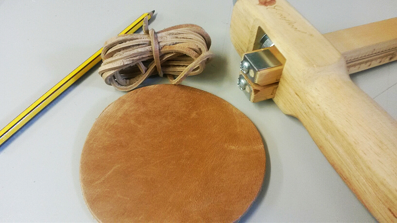 Making Lace With The Strip And Strap Cutter Working Leather - Leather Lace Cutter Making Lace With The Strip And Strap Cutter Working Leather - Leather Lace Cutter